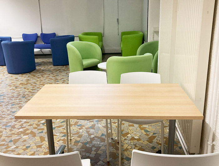 Photo du tiers-lieu du bâtiment Clio : table, chaises et fauteuils