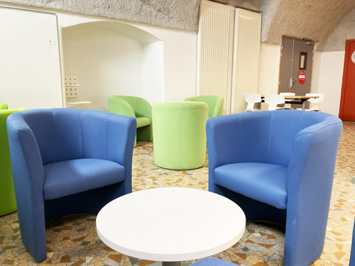 Tiers lieu du bâtiment Clio : table basse et fauteuils