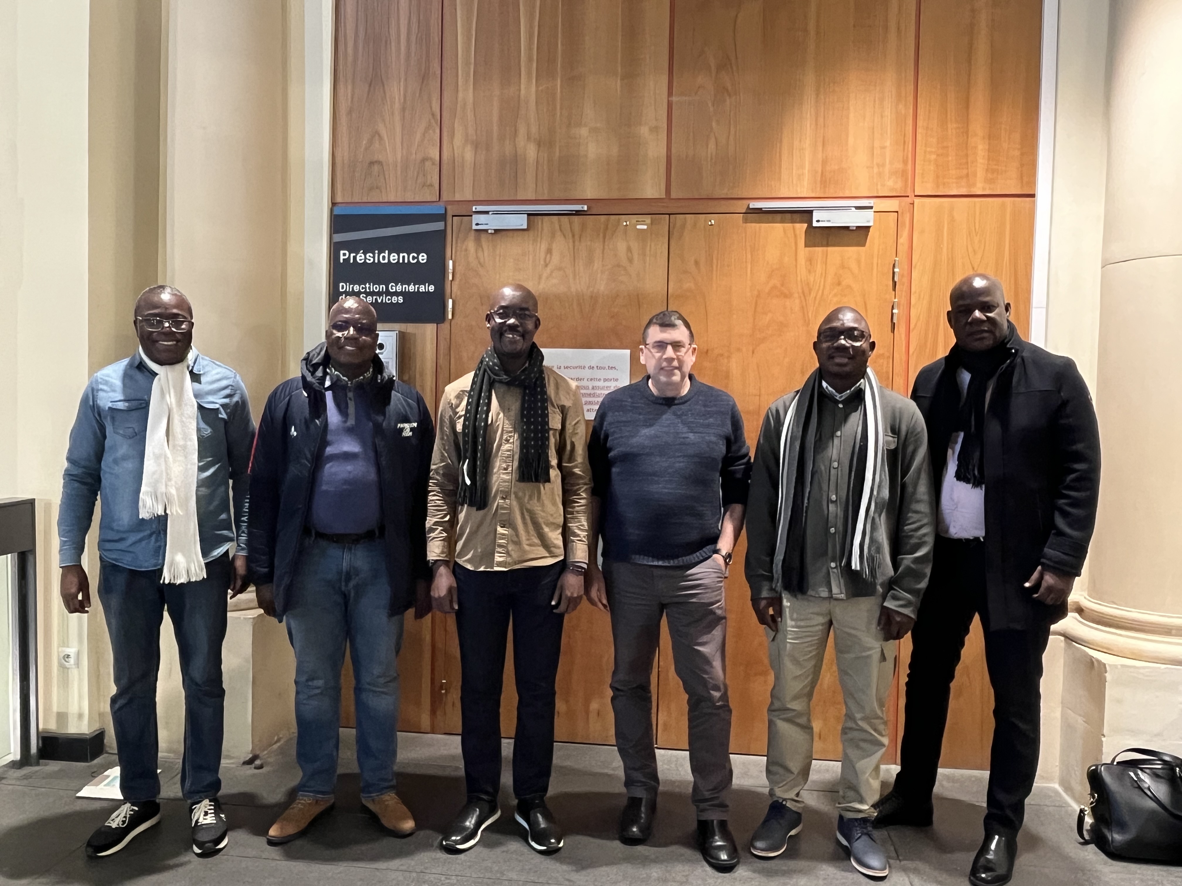 Photo de la délégation accueillie par le Vice-Président Jim Walker