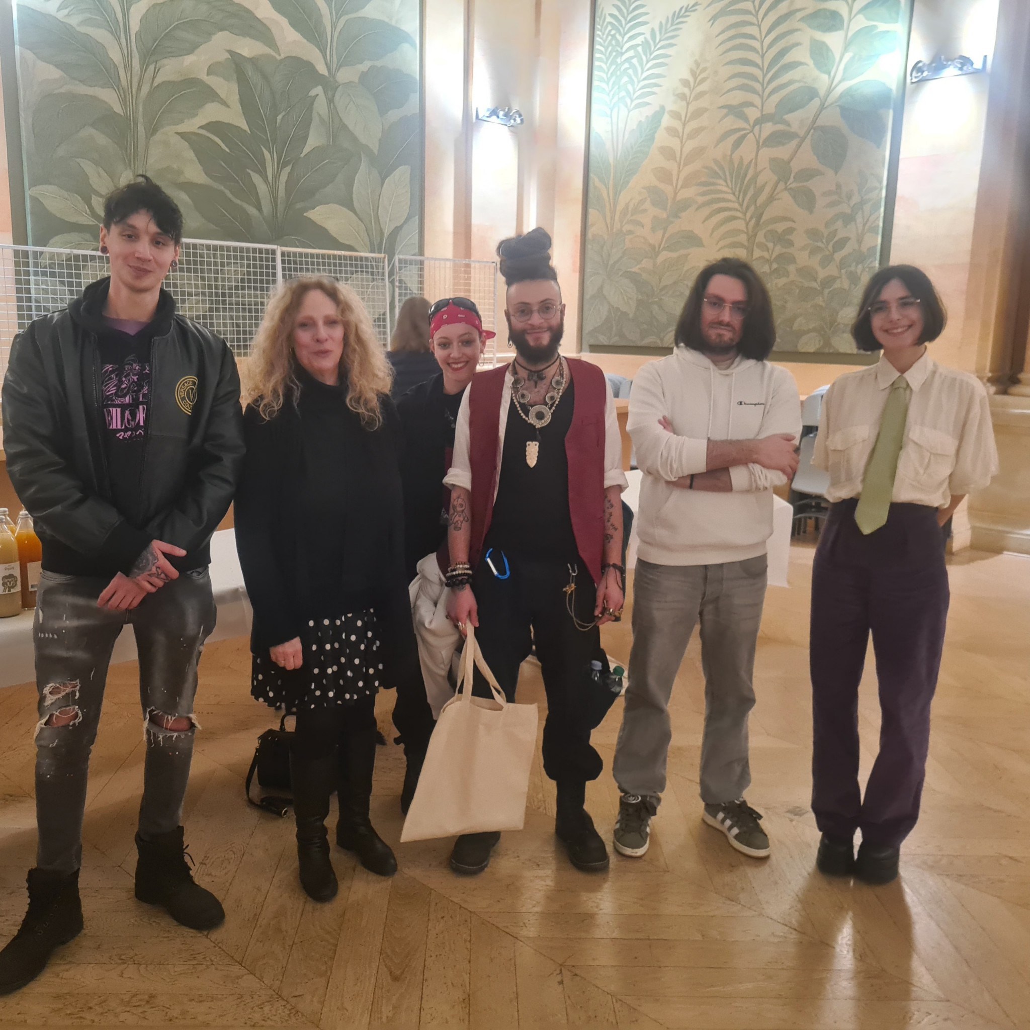 récipidiandaires posant avec madame la présidente et leur professeur d'anglais