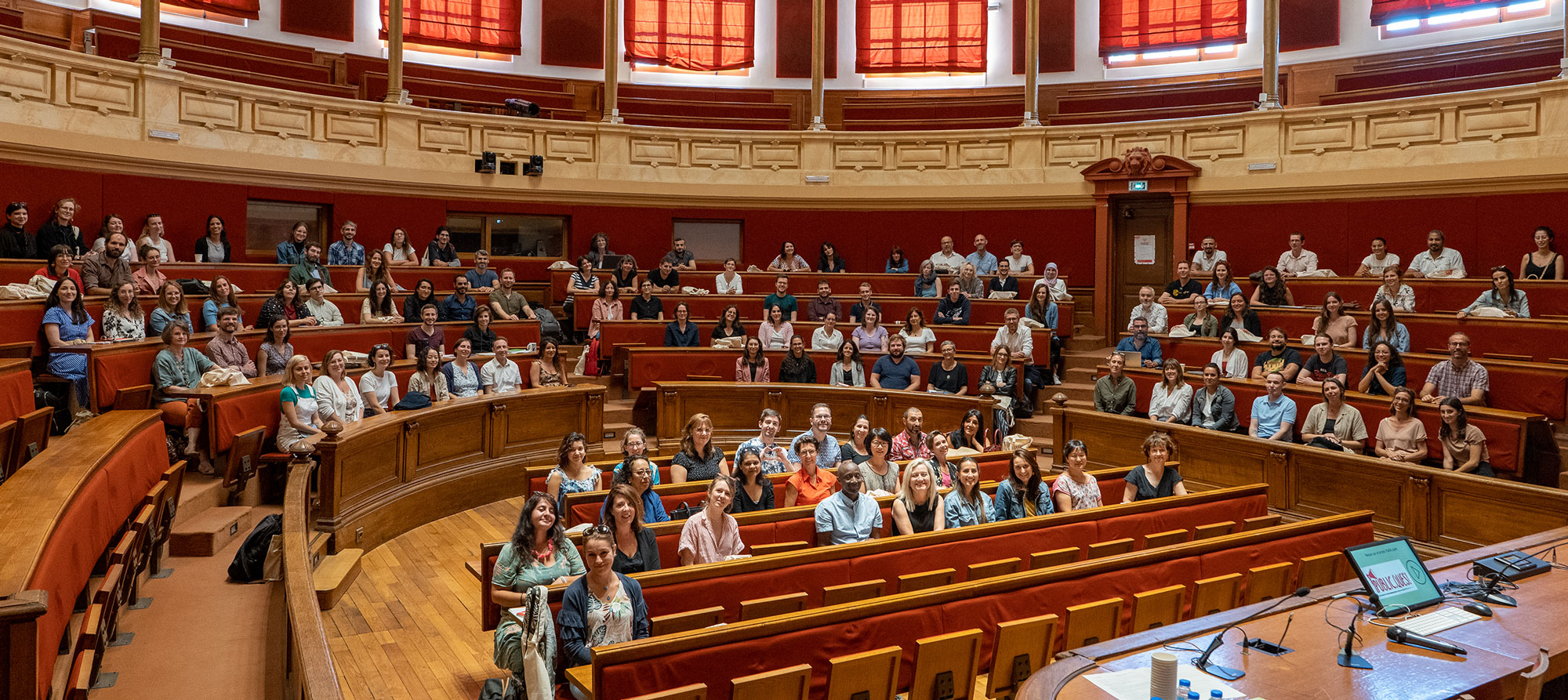 Accueil des personnels 2023 - photo de groupe dans le Grand amphithéâtre