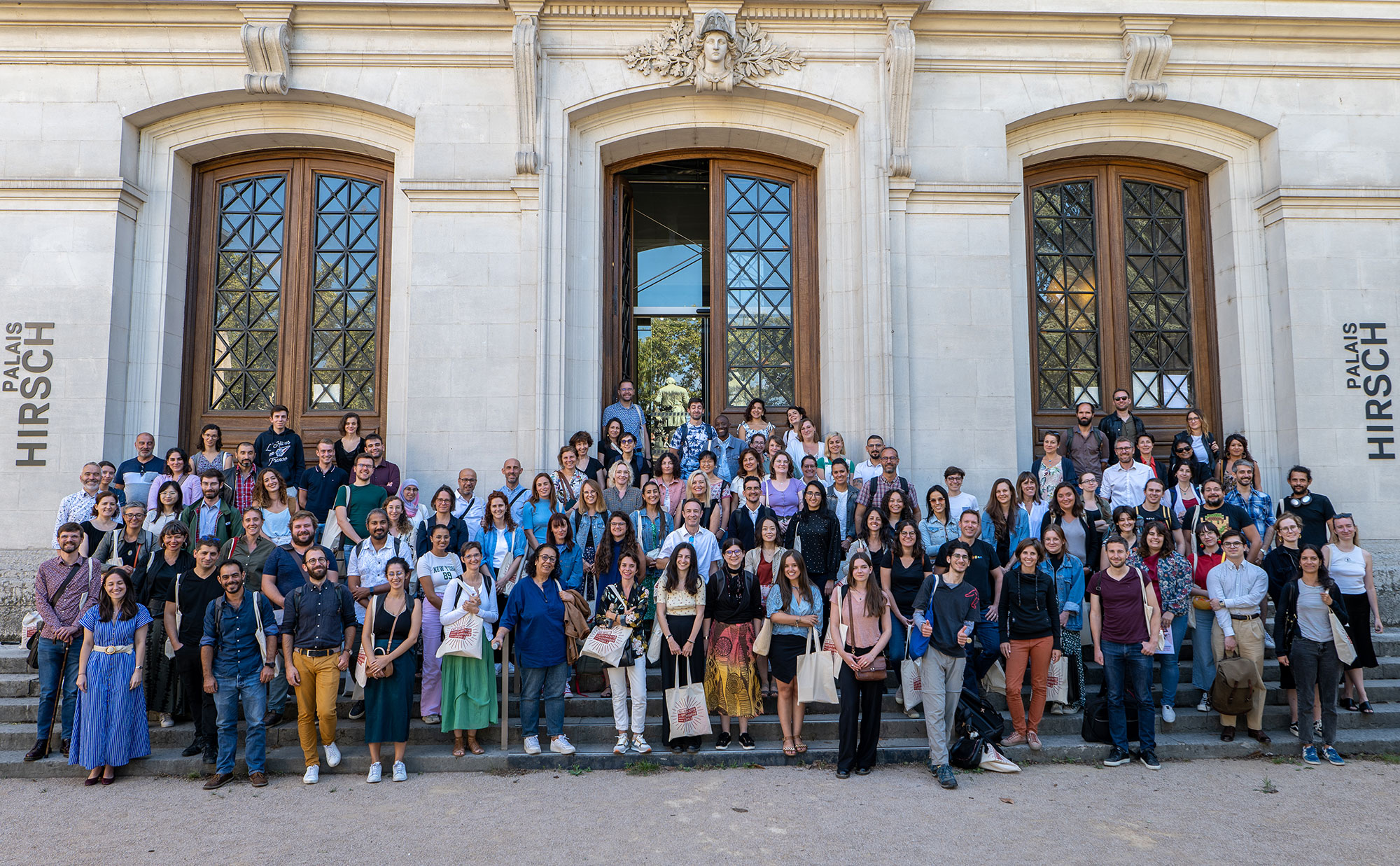 Accueil des personnels 2023 - photo de groupe sur les marches du Palais Hirsch