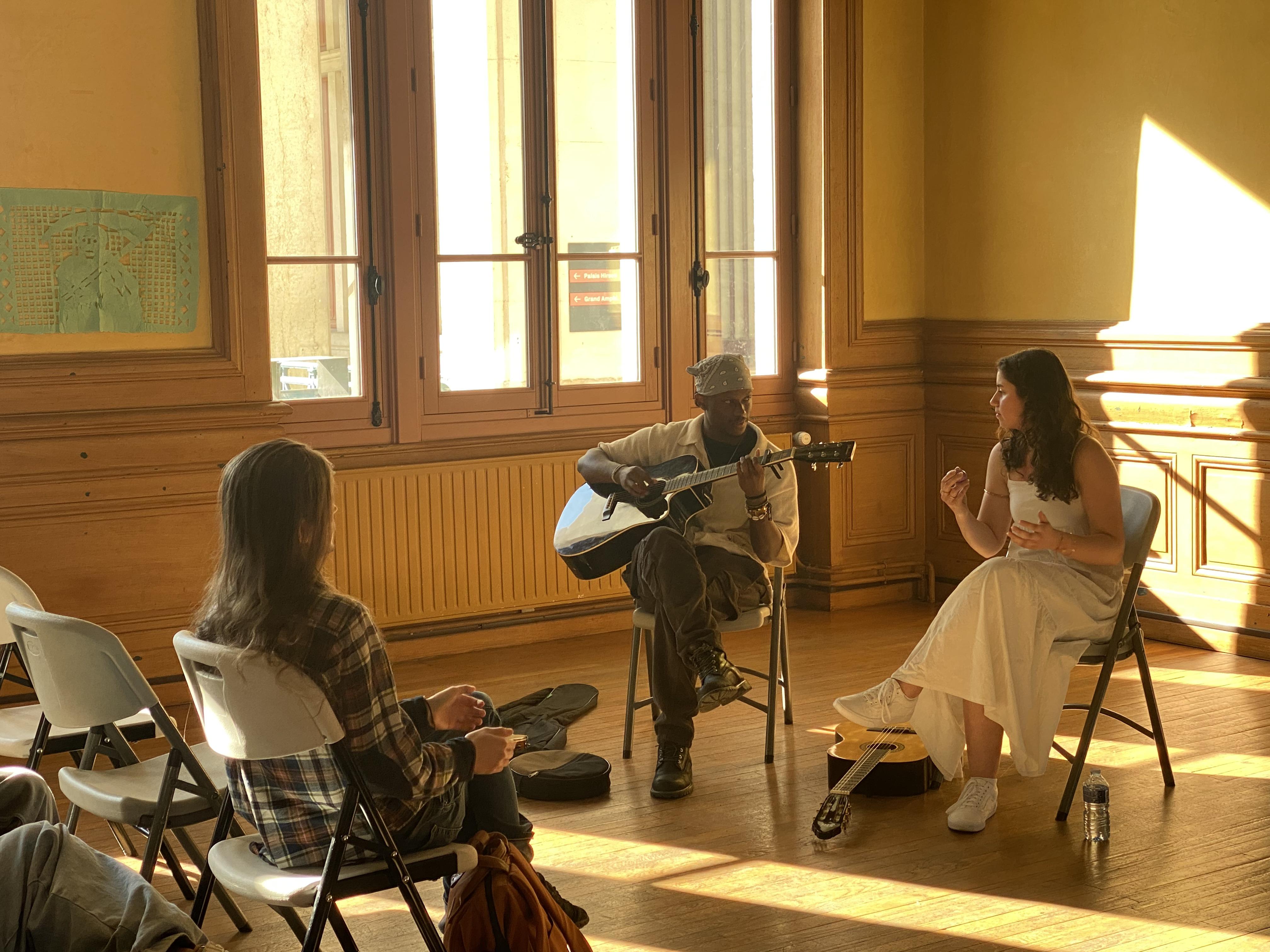 Clara Barroso de Barros et Sérgio Ndombaxi Kitete, représentation musicale de chansons brésiliennes