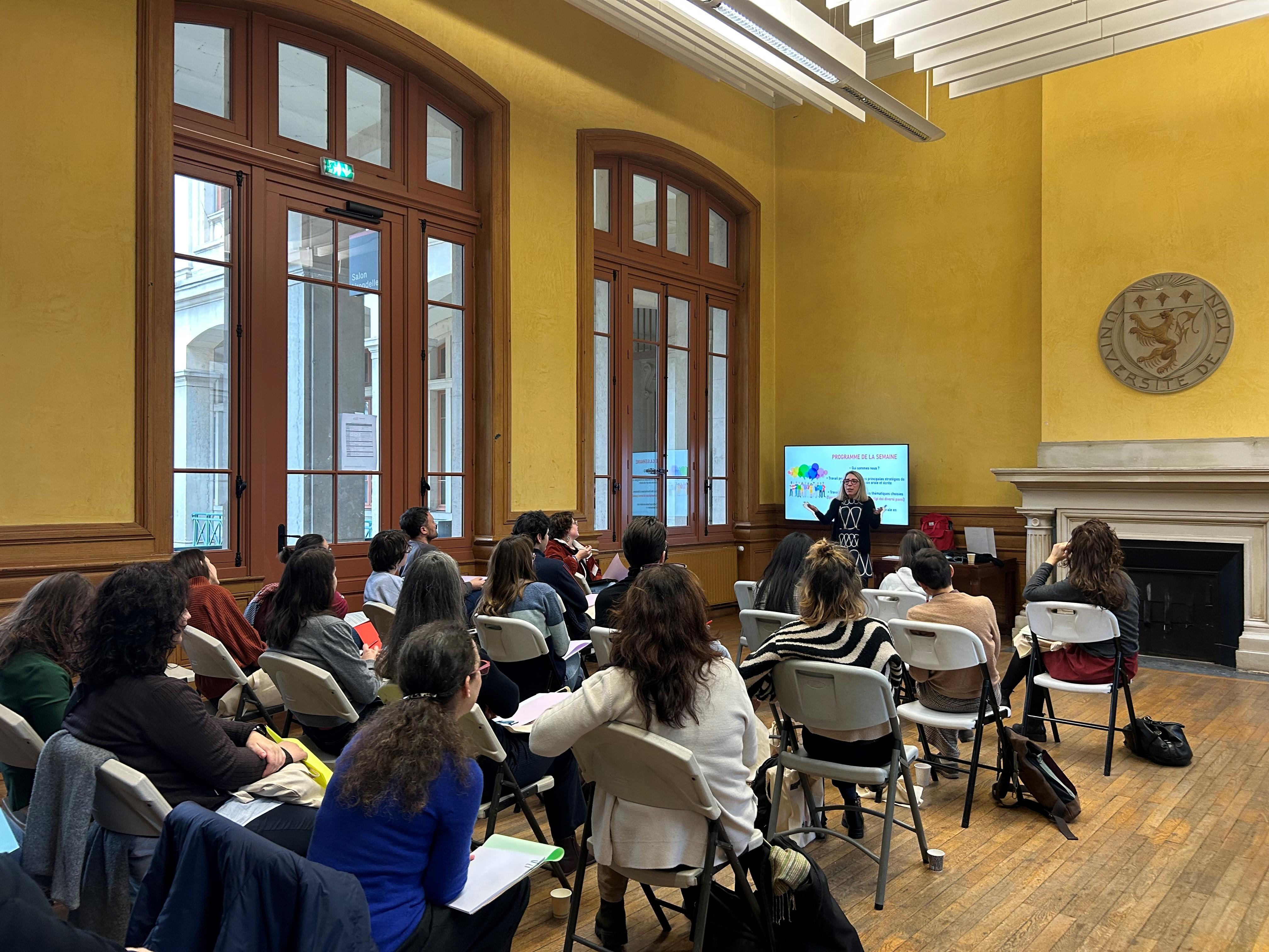 Photo de groupe en plein cours présenté par Laura Nieddu