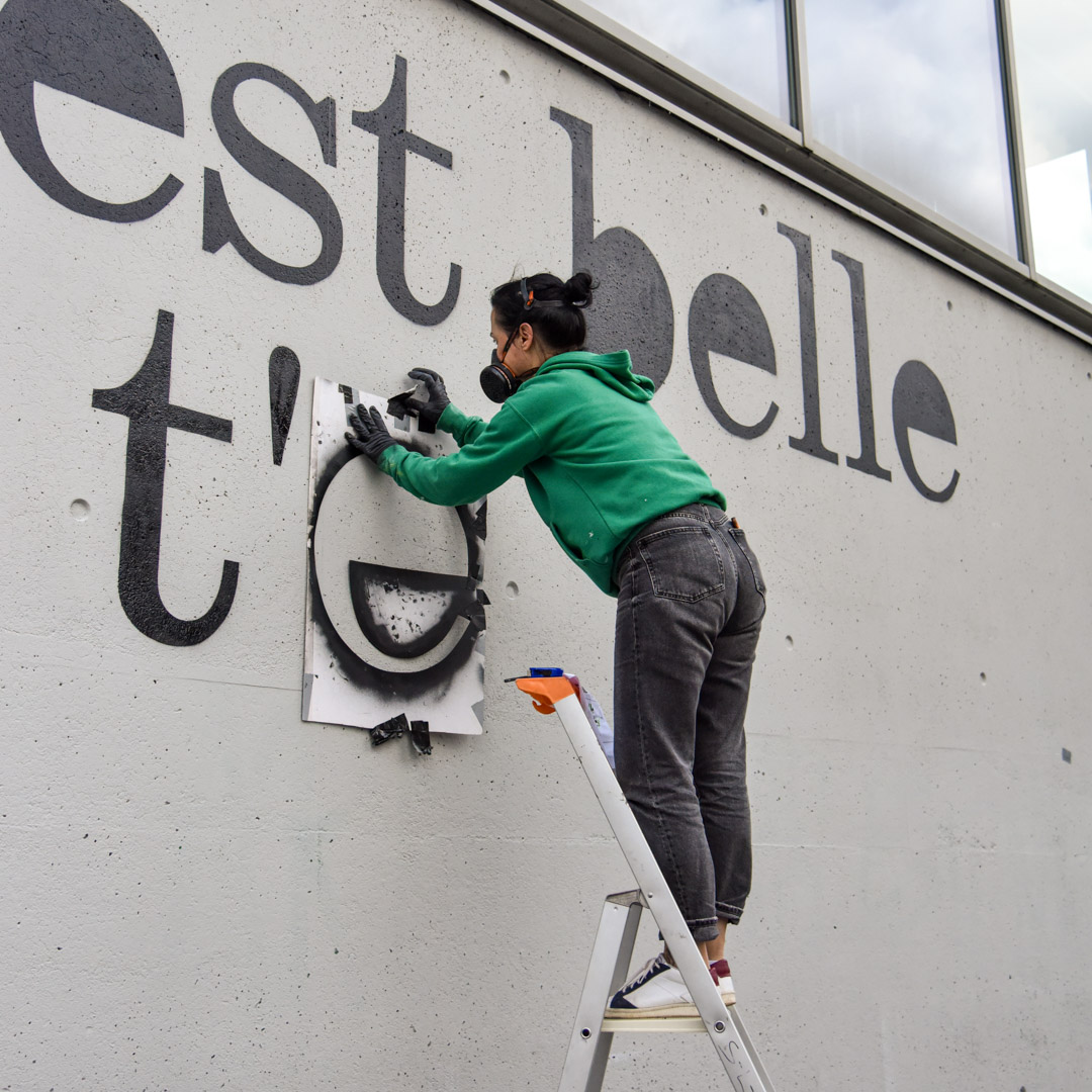 « La vie est belle quand tu t’en mêles » : une poétisation street art du campus Porte des Alpes
