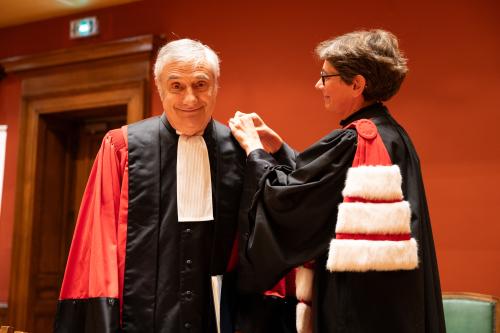Nathalie Dompnier remet les insignes de docteur honoris causa à Joël Mokyr