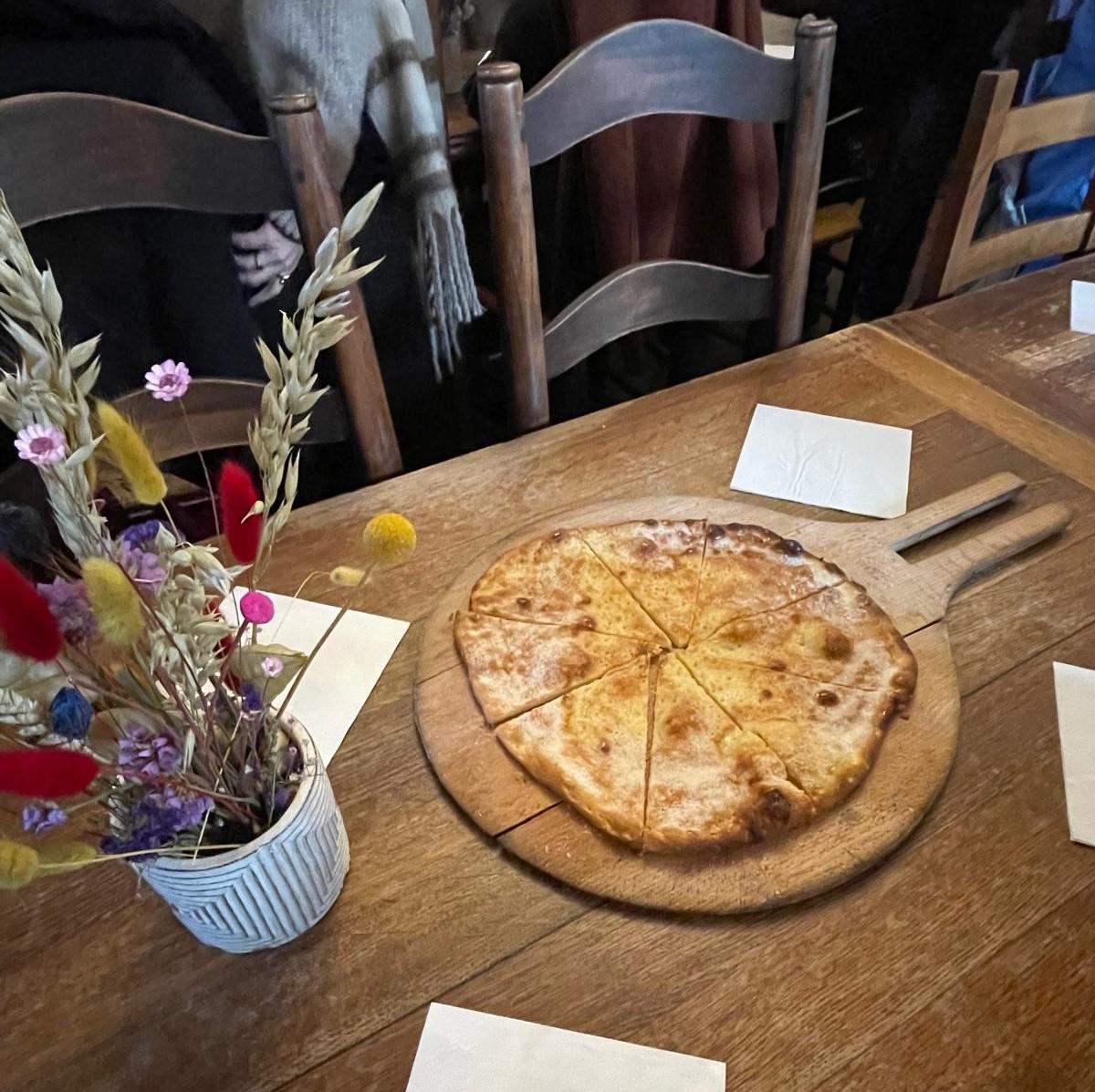 Dégustation de la galette au sucre de Pérouges