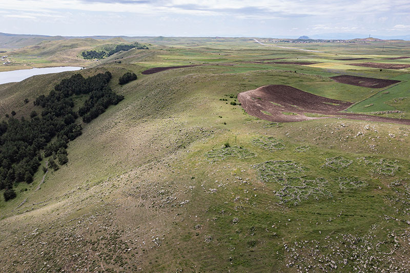 Vue d'un des villages médiévaux abandonnés sur les hauteurs d'Hogevank (Cl. A. Lureau, 2025)