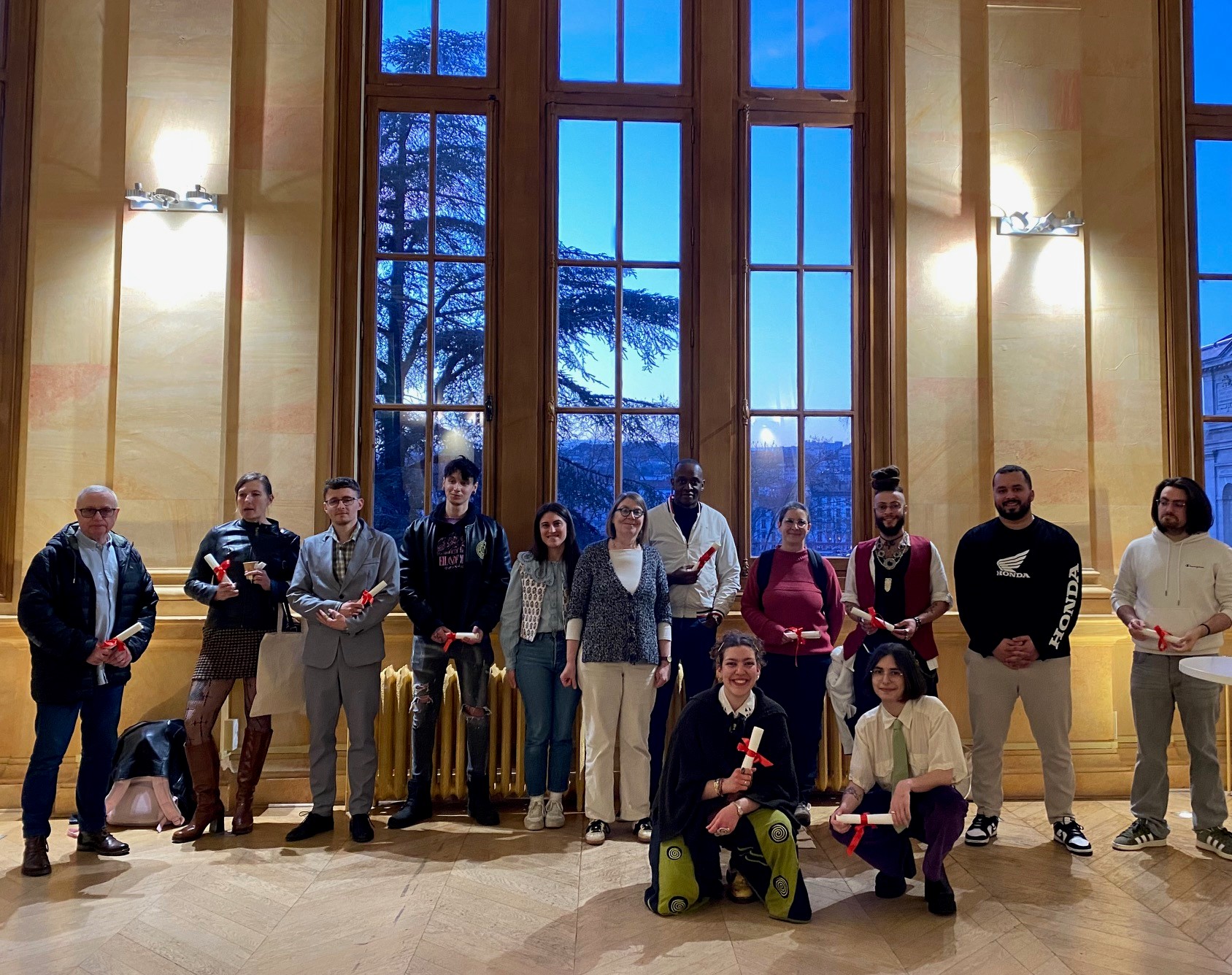 L'ensemble des récipiendaires posant avec la présidente de l'université