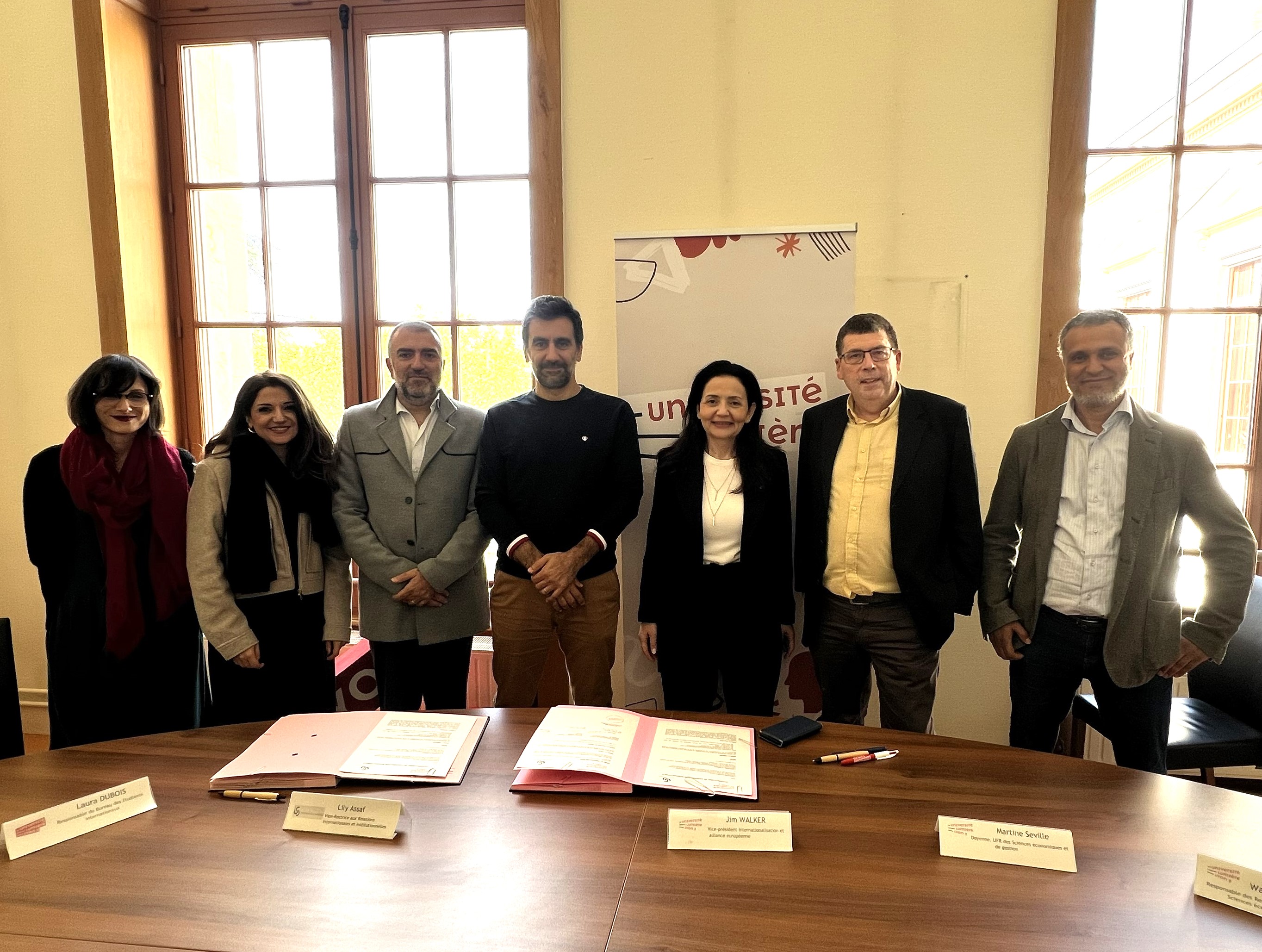 Photo de la cérémonie de signature