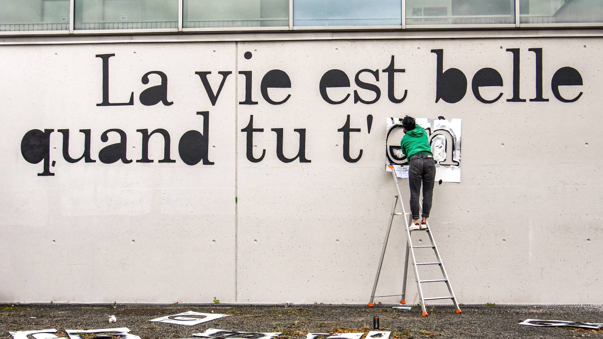 « La vie est belle quand tu t’en mêles » : une poétisation street art du campus Porte des Alpes
