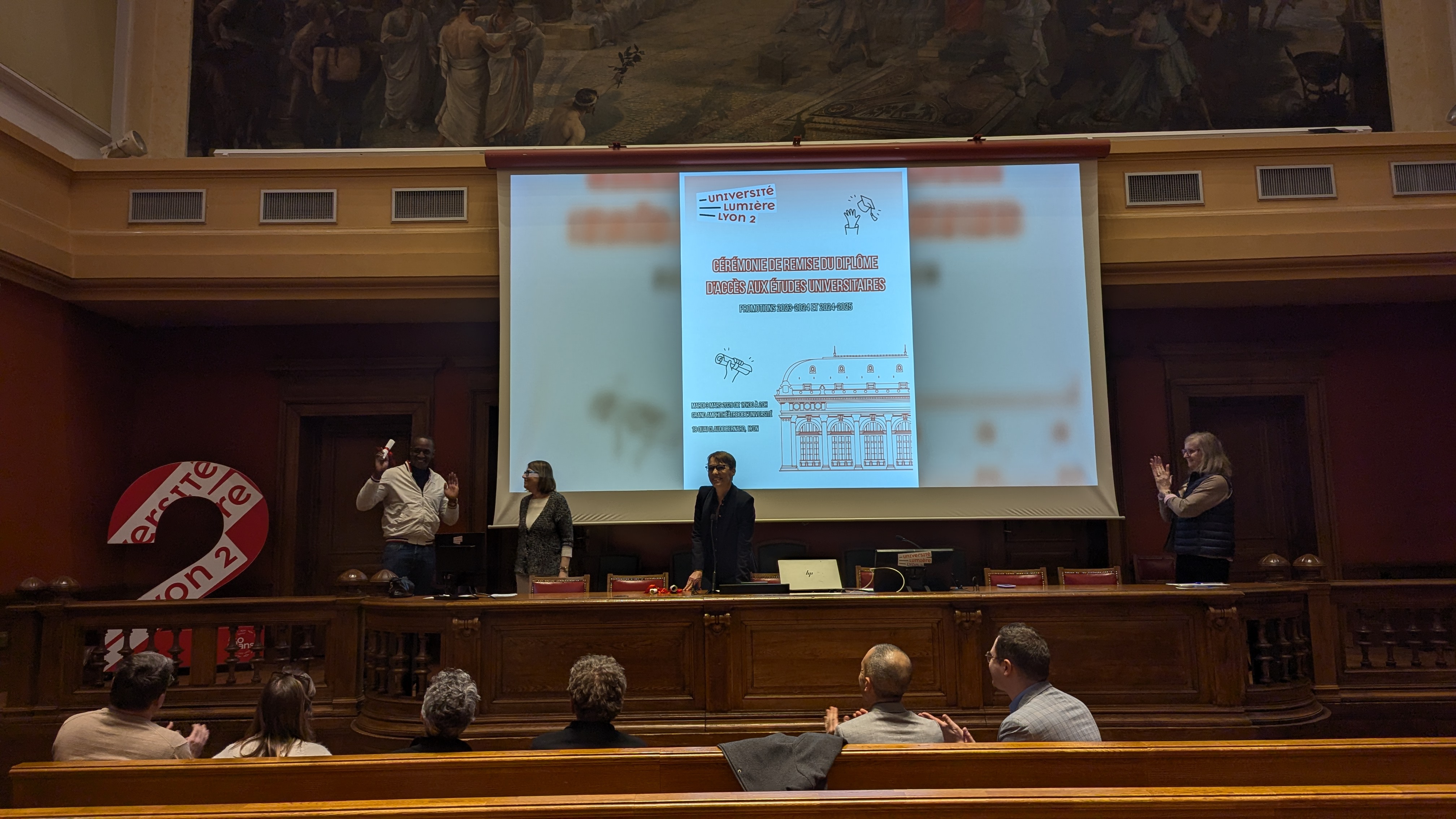 Madame la présidente remettant son diplôme à un récipidaire