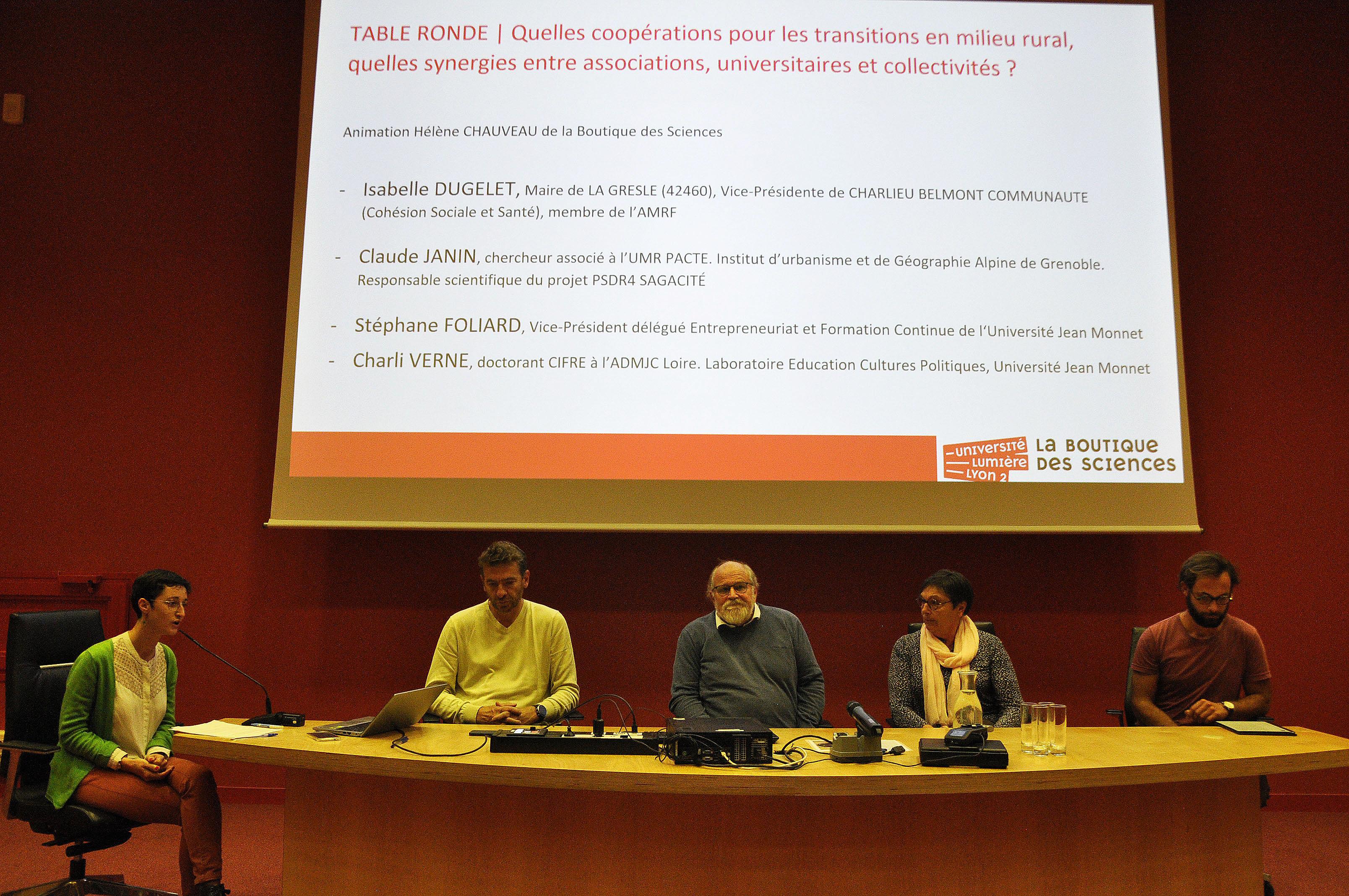 Photo de la table ronde animée par Hélène Chauveau