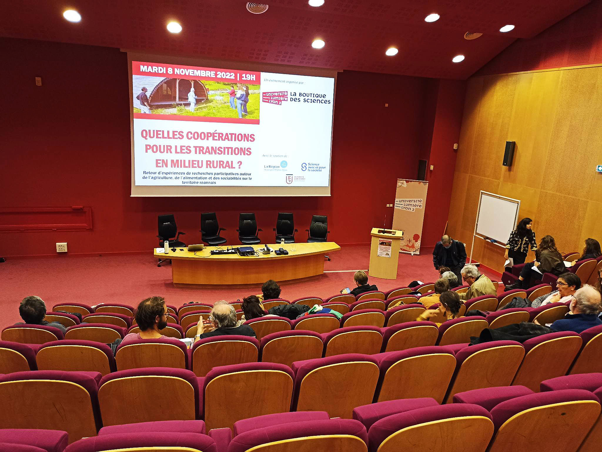 Photo de la table ronde animée par Hélène Chauveau