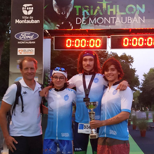 De droite à gauche, nos triathlètes et leur encadrant :  Léon Valerde, Tom Moneghetti, Pauline Doulcet et David Perrier 